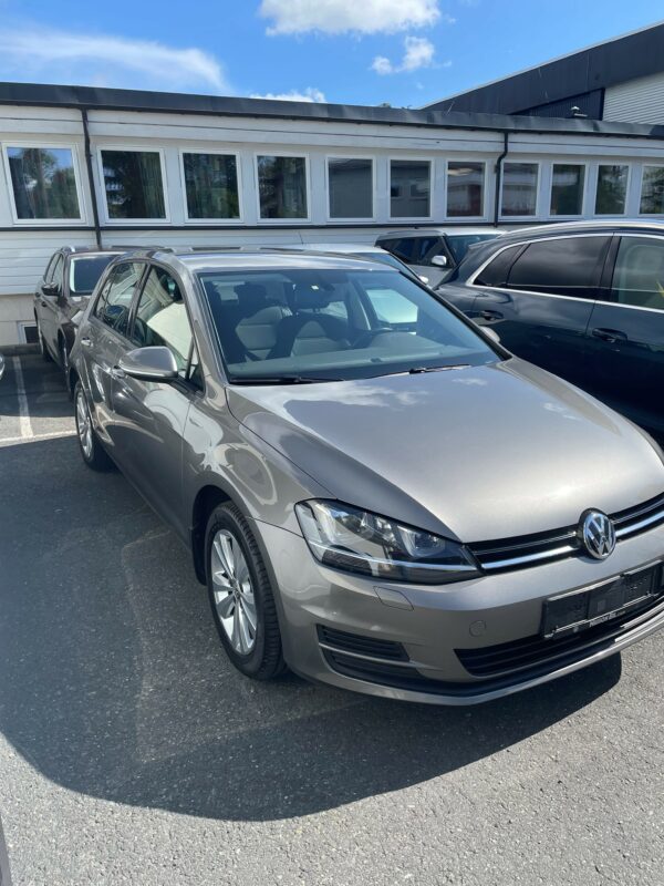 VOLKSWAGEN GOLF 2015 1,2 TFSI 105 HK MANUELL **Velholdt**