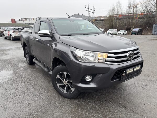 2017 Toyota HiLux 183000km - man gir - EU ok til jan 2027 - 4x4 -