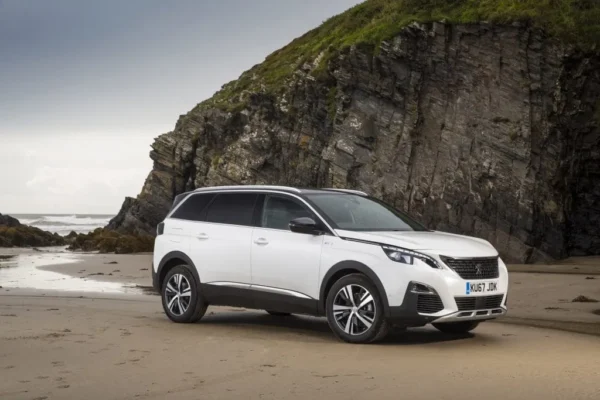 24.11.2017 Peugeot 5008 ALLURE TOPPUTGAVE 131hk Bensin AUTOMAt 7-seter - kommer fra motorbytte!